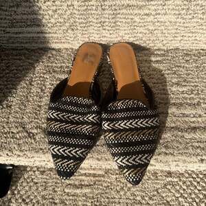 Universal Thread Lana Raffia Straw Woven Multicolored Pointed Toe Mules